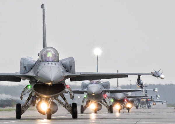 Ucraina, Polonia pronta a inviare caccia F-16