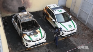 Milano, molotov contro auto polizia locale