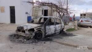 Cisgiordania, coloni bruciano auto di palestinesi