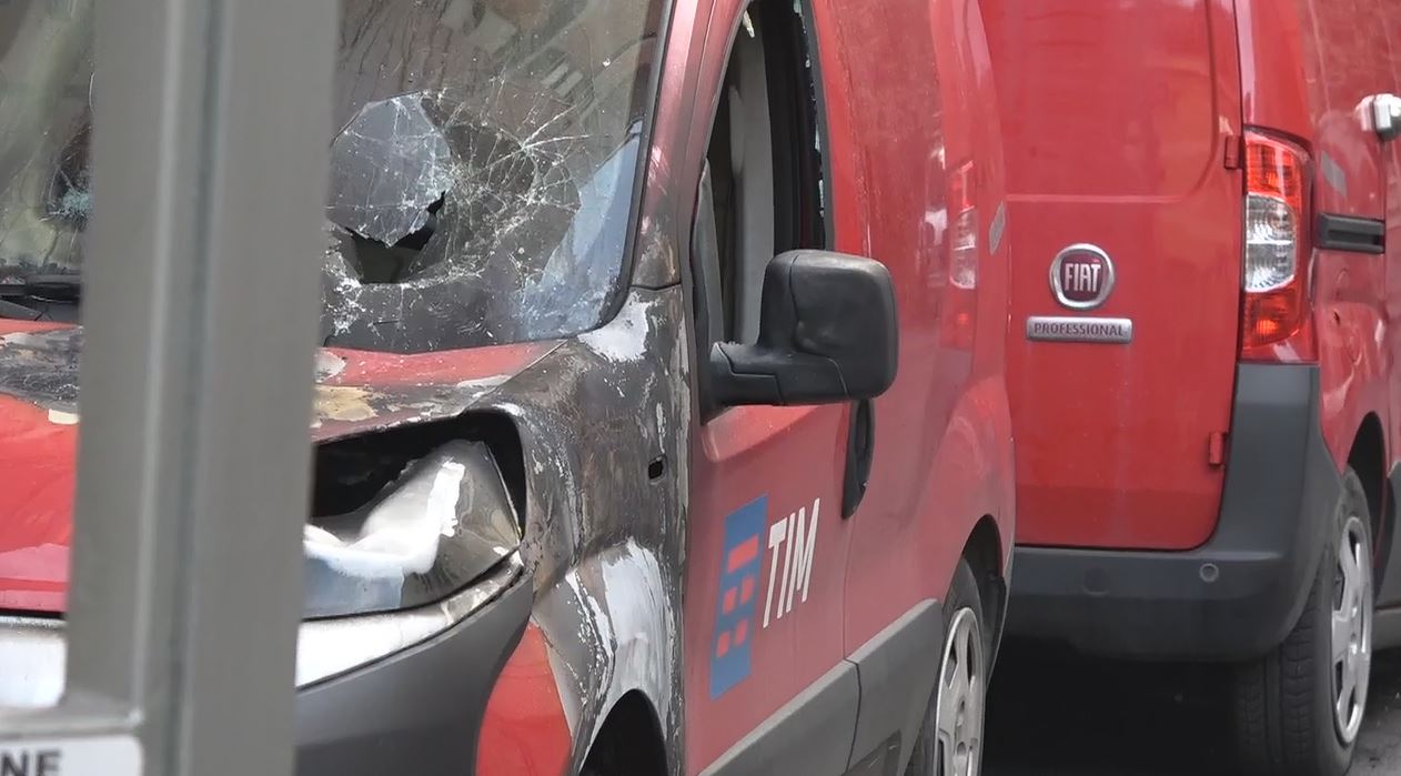 Milano, molotov su auto Polizia Locale