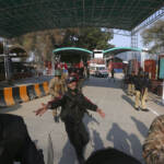 Pakistan, bomba talebani in moschea