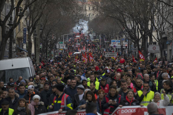 Francia, 51esima giornata di sciopero contro la riforma delle pensioni