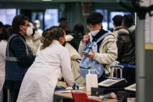 I tamponi all'Aeroporto di Milano Malpensa per i passeggeri dei voli in arrivo dalla Cina