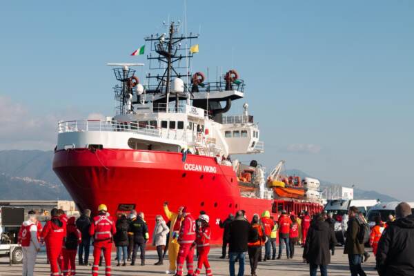 Marina di Carrara (Ms), Arrivo al porto sicuro di marina di carrara della nave Ocean Viking con a bordo 98 migranti