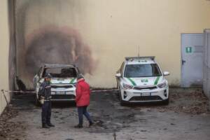 Bruciate due auto della Polizia locale nella sede di Municipio 5 a Milano