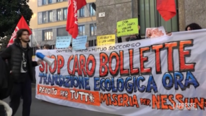 Milano, protesta contro caro bollette