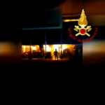 Roma, incendio in capannone a Castel Romano: fiamme altissime