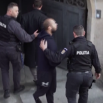 Andrew Tate, l’influencer arriva in tribunale a Bucarest