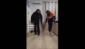 Messina Denaro, bambino vestito da boss per Carnevale