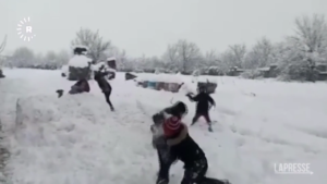 Iran, bimbi giocano sotto la neve