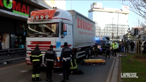 Milano, camionista travolge e uccide ciclista