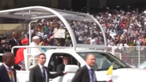 Papa in Africa, l’arrivo allo stadio di Kinshasa