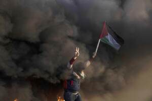 Palestinesi in protesta dopo il raid israeliano al campo profughi di Jenin