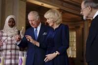 Re Carlo e Camilla accendono una candela a Buckingham Palace per commemorare il giorno della memoria