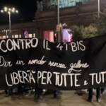 Milano, corteo anarchici per Cospito: fumogeni contro i fotografi