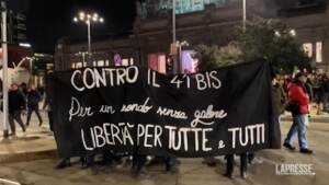 Milano, corteo anarchici per Cospito: fumogeni contro i fotografi