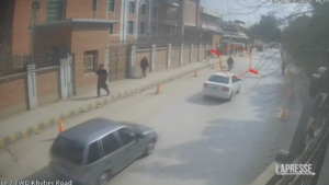 Pakistan, le immagini del sospetto kamikaze di Peshawar