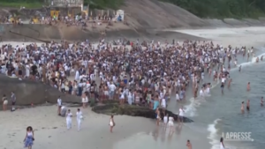 Brasile, migliaia di fedeli festeggiano la dea del mare