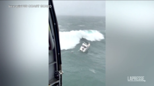 Usa, onda di 12 metri ribalta barca: salvato un uomo