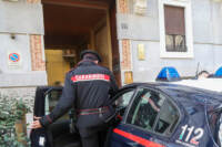 Carabinieri davanti all’abitazione di Silvia Panzeri ,in Via Castel Morrone a Milano.