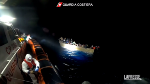 Migranti, salvataggio della guardia costiera a Lampedusa