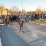 Cospito, anarchici a giornalisti: “Questo presidio non parla con voi”