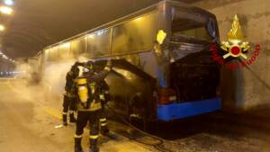 Genova, bus di tifosi genoani prende fuoco in A7