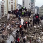 Terremoto Turchia, il palazzo sbriciolato di Adana visto dal drone