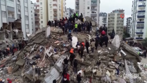 Terremoto Turchia, il palazzo sbriciolato di Adana visto dal drone