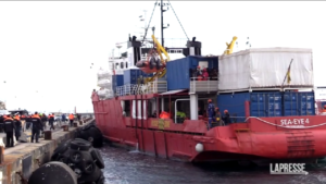 Migranti, a Napoli sbarca la Sea Eye con 106 persone