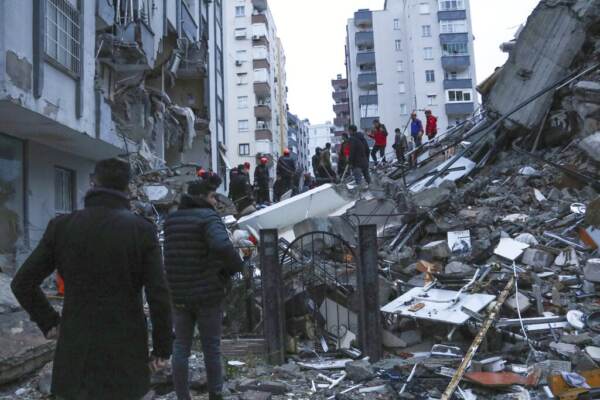 Terremoto tra Turchia e Siria, centinaia di morti
