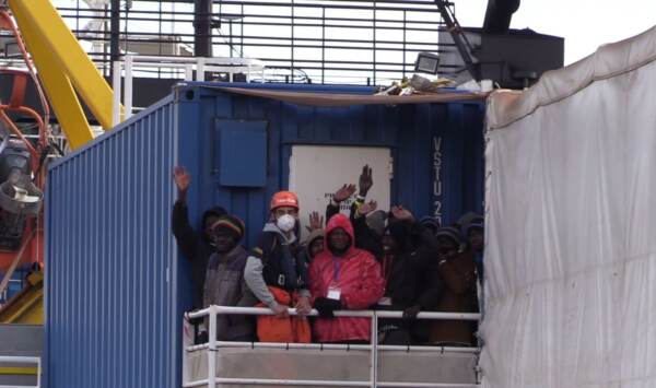 Migranti, nave Sea Eye sbarca a Napoli