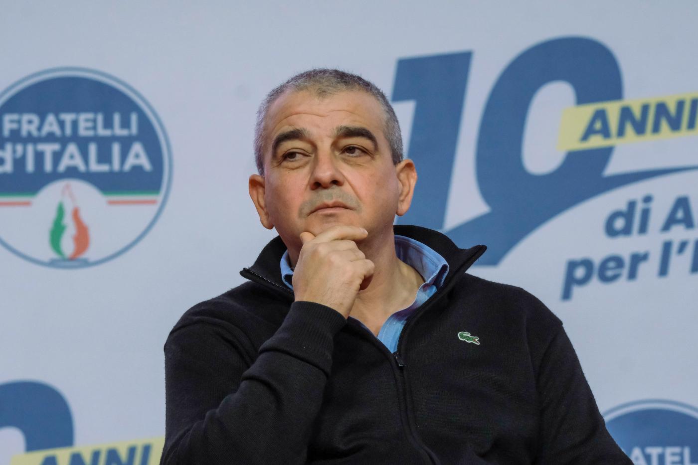 Fazzolari e il tiro a segno a scuola, è bufera