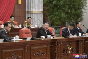 Corea del Nord - Kim Jong Un parla durante una riunione plenaria del Partito dei Lavoratori di Corea