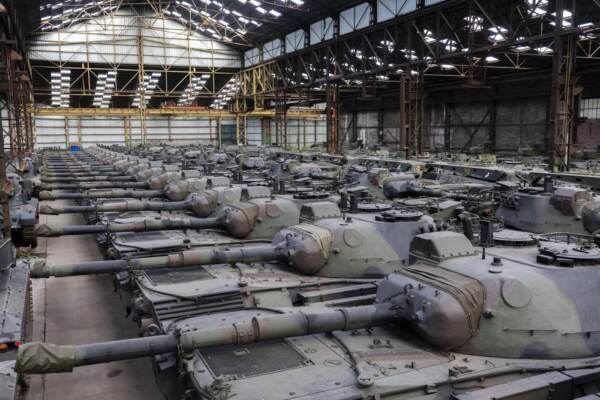 Belgio - L\'uomo che voleva aiutare l\'Ucraina, negli hangar i Leopard - reportage