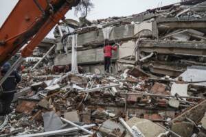 Ricerche senza sosta dei dispersi del terremoto in Turchia
