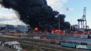 Terremoto Turchia, in fiamme il porto di Iskenderun