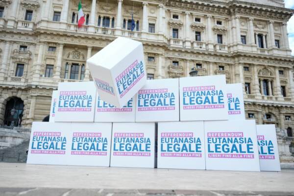 Eutanasia legale, la consegna delle firme in Cassazione per il referendum