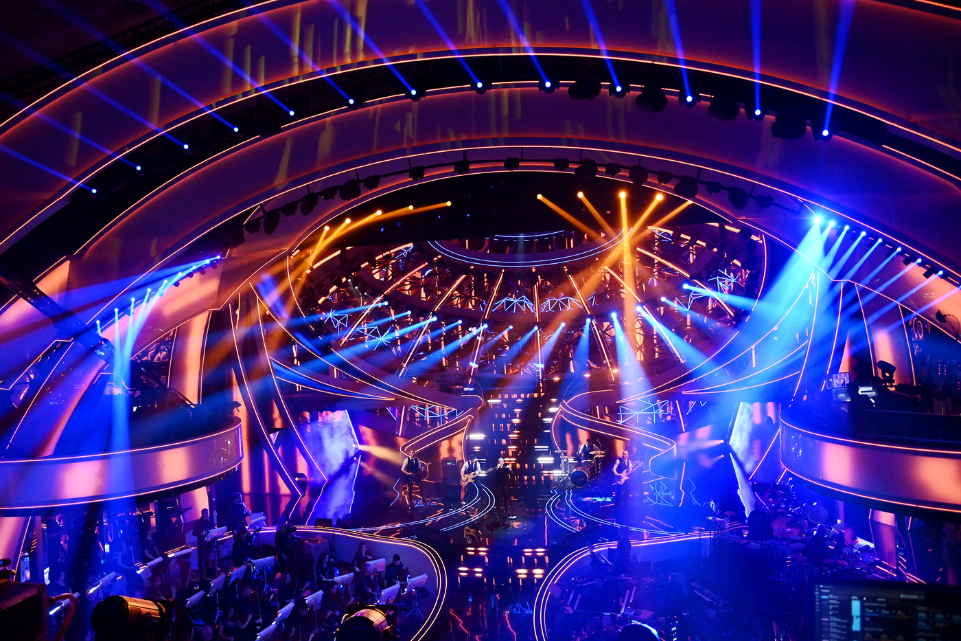 Sanremo, al via la 2a serata: Francesca Fagnani sul palco con Amadeus