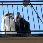 Sanremo, abbracci e selfie per i Ferragnez sul tetto dell’albergo