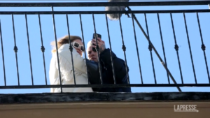 Sanremo, abbracci e selfie per i Ferragnez sul tetto dell’albergo