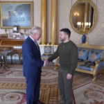 Ucraina, Zelensky vede Re Carlo