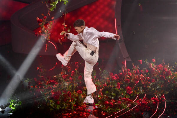 Sanremo, Blanco distrugge fiori sul palco e pubblico lo fischia