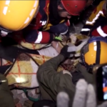 Terremoto Turchia, sopravvissuti estratti dai buchi tra le macerie