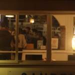 Sanremo, Mengoni brinda in un locale dopo la prima serata