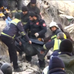 Terremoto Turchia, corpi estratti dalle macerie a Gaziantep