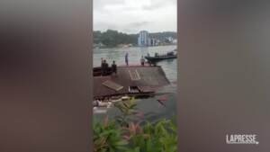 Indonesia, crolla ristorante galleggiante: 4 morti