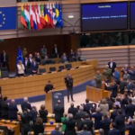 Ucraina, ovazione per Zelensky al Parlamento europeo