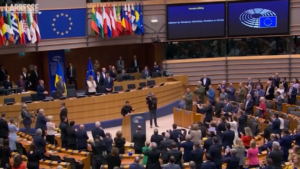Ucraina, ovazione per Zelensky al Parlamento europeo