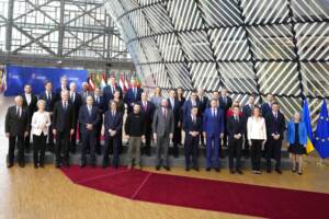Ucraina, Zelensky a Bruxelles in pressing sui jet